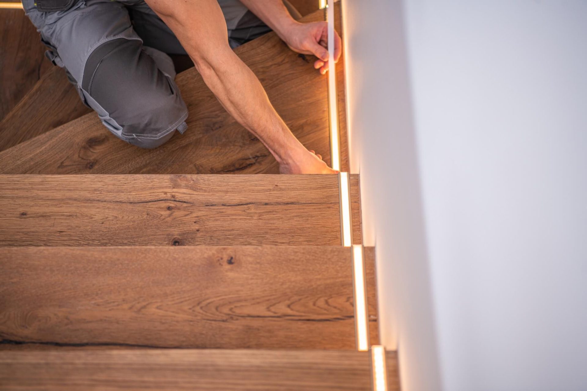 Trapprenovering Järfälla är specialister på eleganta trappor med inbyggda belysningslösningar